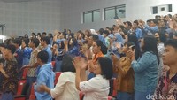 Melihat penampilan Putri dan standing ovation 4 juri AGT 2023 pun membuat suasana pecah di auditorium SMK 2 Kasihan Yogyakarta.  Foto: (Nimas Ayu Rosari/detikcom)