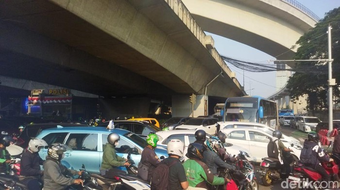 Suasana macet di kolong flyover Kuningan Jaksel, pukul 16.00 WIB. (Kurniawan/detikcom)