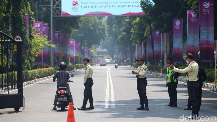 Suasana Penjagaan di Pintu Masuk Gelora Bung Karno Sejumlah petugas tampak berjaga di pintu masuk area Gelora Bung Karno, Jakarta, Rabu (6/9/2023). Mereka bertugas untuk melakukan screening orang yang masuk ke kawasan Glora Bung Karno yang menjadi lokasi KTT ke-43 ASEAN.