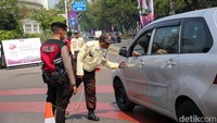 Para petugas bekerja untuk melakukan screening orang yang masuk ke kawasan Gelora Bung Karno yang menjadi lokasi KTT ke-43 ASEAN.