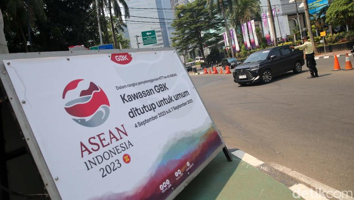 Suasana Penjagaan di Pintu Masuk Gelora Bung Karno Sejumlah petugas tampak berjaga di pintu masuk area Gelora Bung Karno, Jakarta, Rabu (6/9/2023). Mereka bertugas untuk melakukan screening orang yang masuk ke kawasan Glora Bung Karno yang menjadi lokasi KTT ke-43 ASEAN.