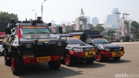 Tampak juga kendaraan taktis Barakuda milik Brimob yang standby di kawasan Pintu 1.  