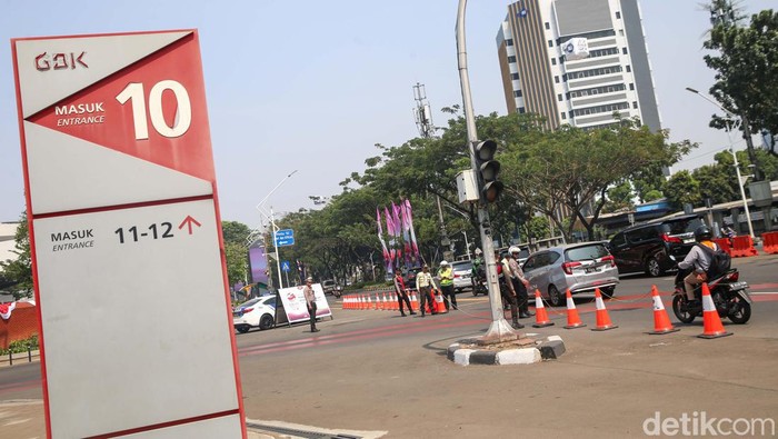 Sejumlah petugas tampak berjaga di pintu masuk area Gelora Bung Karno, Jakarta, Rabu (6/9/2023). Mereka bertugas untuk melakukan screening orang yang masuk ke kawasan Glora Bung Karno yang menjadi lokasi KTT ke-43 ASEAN.