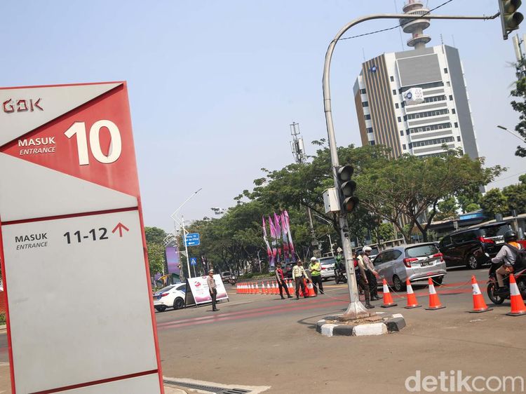 Suasana Penjagaan di Pintu Masuk Gelora Bung Karno