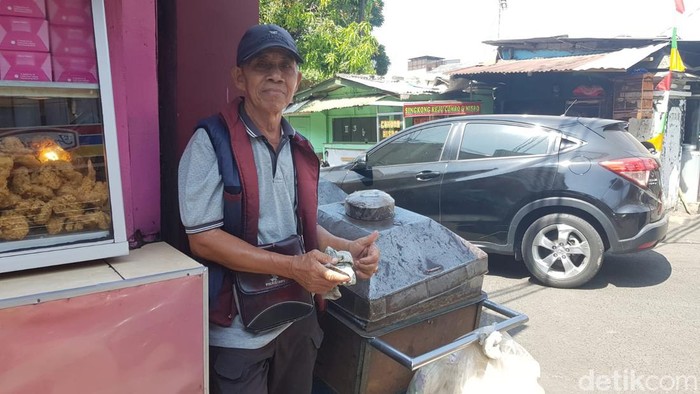 Suherman, penjual kerupuk di Bandung