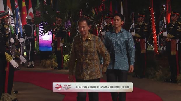 Sultan Brunei Darussalam Hassanal Bolkiah bersama Pangeran Abdul Mateen tiba di Hutan Kota by Plataran untuk mengikuti acara Gala dinner atau jamuan makan malam dalam serangkaian acara Konferensi Tingkat Tinggi (KTT) ASEAN pada Rabu malam (6/9/2023). (Tangkapan Layar youtube Kemkominfo TV)