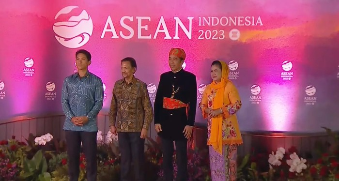 Sultan Brunei Darussalam Hassanal Bolkiah menghadiri KTT ke-43 ASEAN didampingi putranya, Pangeran Abdul Mateen.