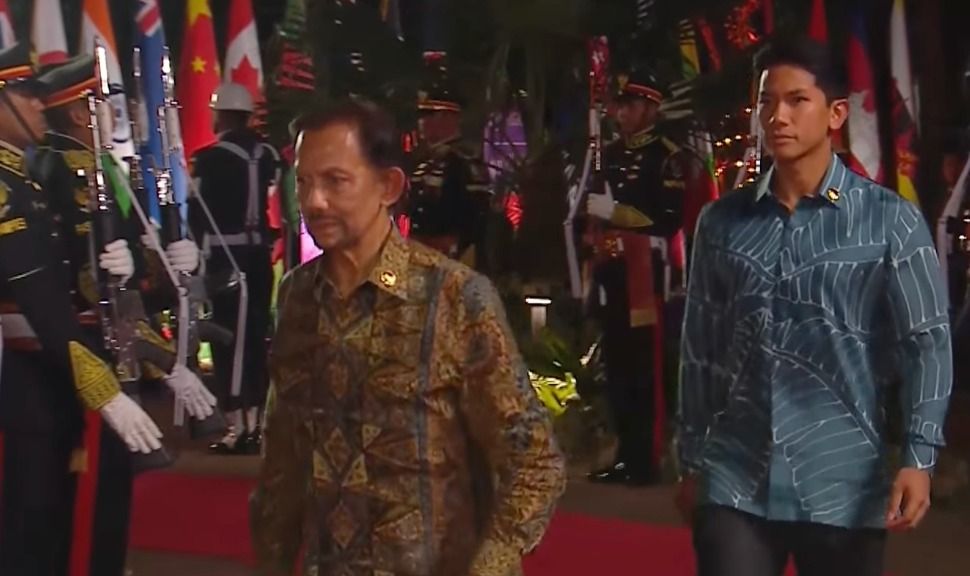 Sultan Brunei Darussalam Hassanal Bolkiah menghadiri KTT ke-43 ASEAN didampingi putranya, Pangeran Abdul Mateen. Sultan Brunei Darussalam Hassanal Bolkiah menghadiri KTT ke-43 ASEAN didampingi putranya, Pangeran Abdul Mateen.