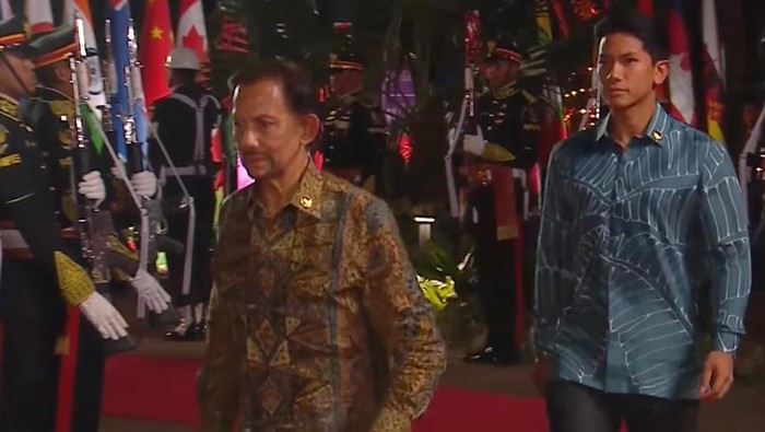 Sultan Brunei Darussalam Hassanal Bolkiah menghadiri KTT ke-43 ASEAN didampingi putranya, Pangeran Abdul Mateen.