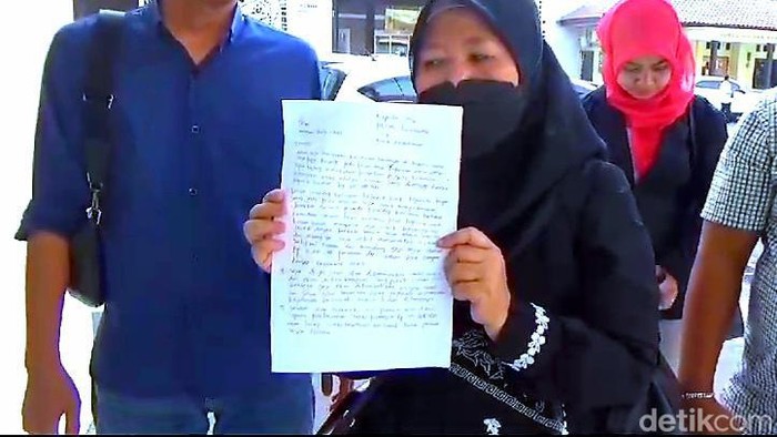 Sumini saat melaporkan tuduhan penggelapan ke Mapolres Karawang