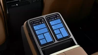 Bangku baris kedua memiliki dua kontrol layar sentuh mirip smartphone. Foto: Toyota