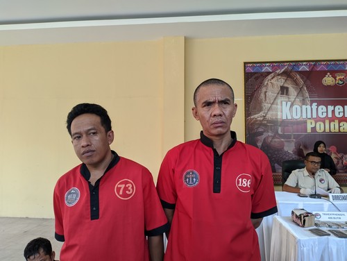 Tampang dua pengedar sabu 1 kg kiriman dari Aceh insial H (kanan) dan WL (kiri) dibekuk Polda NTB, Rabu (6/9/2023). Foto: (Ahmad Viqi/detikBali).