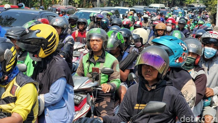 Kemacetan para juga terjadi di kawasan Simprug hingga Palmerah dan Patal Senayan, Jakarta. Kemacetan ini akibat pengalihan arus lalu lintas KTT ASEAN 2023.