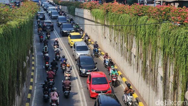Kemacetan para juga terjadi di kawasan Simprug hingga Palmerah dan Patal Senayan, Jakarta. Kemacetan ini akibat pengalihan arus lalu lintas KTT ASEAN 2023.