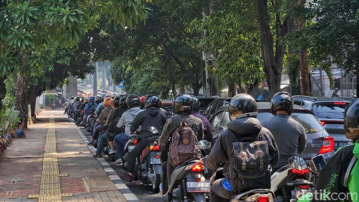 Terdampak Pengalihan Arus KTT ASEAN, Simprug hingga Patal Senayan Ruwet Kemacetan para juga terjadi di kawasan Simprug hingga Palmerah dan Patal Senayan, Jakarta. Kemacetan ini akibat pengalihan arus lalu lintas KTT ASEAN 2023.