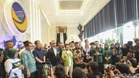 Kedatangannya langsung disambut shalawat oleh kader partai NasDem.  