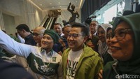 Cak Imin berswafoto dengan kader NasDem.  