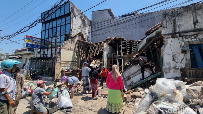 Tiga bangunan di Jalan Kapasari, Surabaya tiba-tiba ambruk.