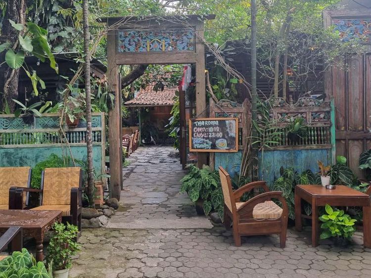 Tiga Roepa, Kafe Bergaya Vintage dengan Galeri Lukisan Cantik