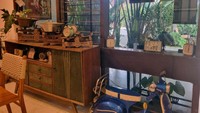 Bangunan kafe Tiga Roepa ini sendiri merupakan bekas rumah tempat tinggal orang tua dari pemilik kafe, desain rumah masih asli sejak puluhan tahun lalu. Jadi pengunjung bisa merasakan sensasi seperti hidup di tempo dulu.  