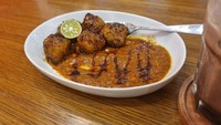 Menu andalan dan terfavorit di kafe ini adalah siomay bakar, nasi goreng, dan roti bakar. Harga makanan dan minuman mulai dari Rp 18 ribu sampai Rp 35 ribu. Tiga Roepa berlokasi di Jalan Pandega Marta No.43, Manggung, Caturtunggal, Kecamatan Depok, Kabupaten Sleman. Saat ini Tiga Roepa sudah memiliki cabang di Pogung Baru dan Lippo Plaza, Yogyakarta, yang diberi nama Roepa+ dan Seroepa.  