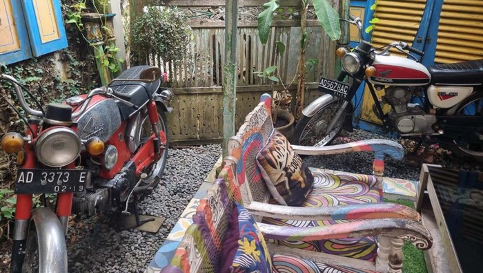 Tiga Roepa, Kafe Bergaya Vintage dengan Galeri Lukisan Cantik Kafe Tiga Roepa menghadirkan konsep vintage yang otentik untuk warga Yogyakarta. Yuk kita lihat.