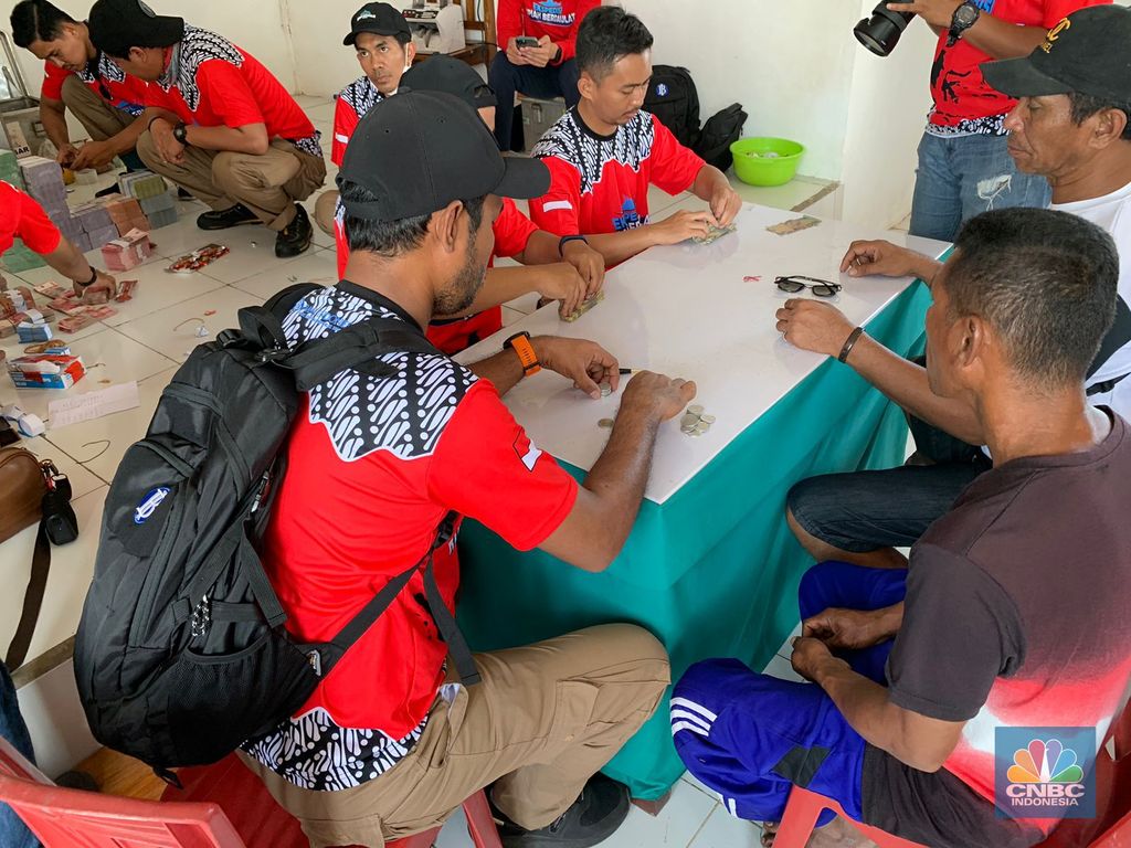 Tim Ekspedisi Rupiah Berdaulat BI Layani Penukaran Uang Baru untuk Warga Desa Adaut, Kecamatan Selaru dan Kabupaten Kepulauan Tanimbar. (CNBC Indonesia/Maikel Jefriando)