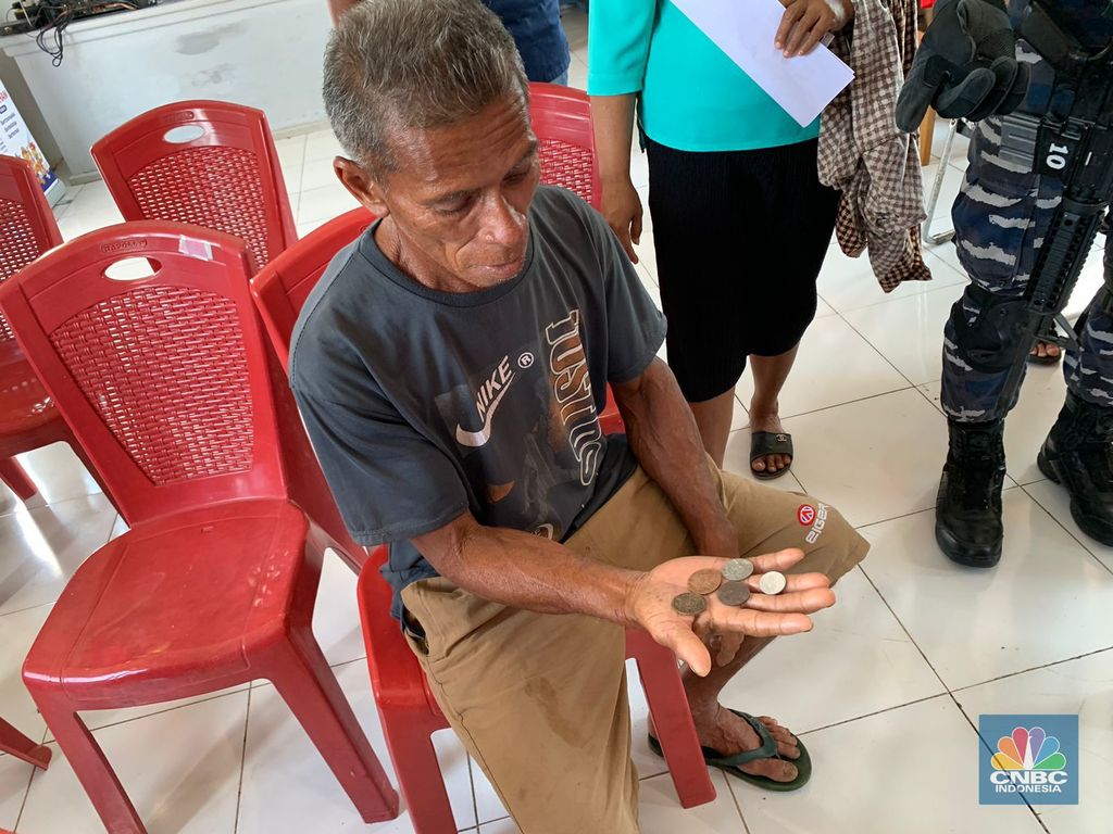 Tim Ekspedisi Rupiah Berdaulat BI Layani Penukaran Uang Baru untuk Warga Desa Adaut, Kecamatan Selaru dan Kabupaten Kepulauan Tanimbar. (CNBC Indonesia/Maikel Jefriando)