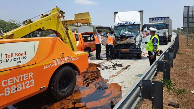 truk tabrak truk di tol Jomo