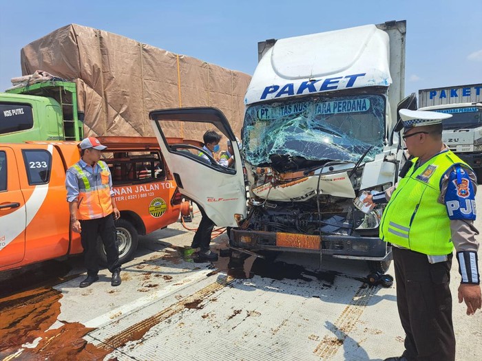 truk tabrak truk di tol Jomo