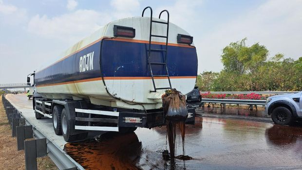 truk tabrak truk di tol Jomo