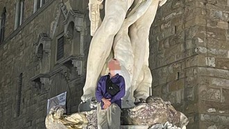 Demi Foto Pra-Wedding, Turis Ini Panjat dan Sentuh Kemaluan Patung Neptunus