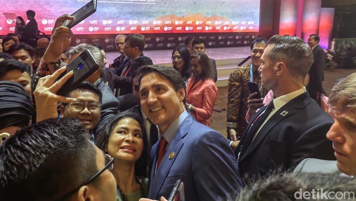 Perdana Menteri (PM) Kanada Justin Trudeau menjadi rebutan para peserta acara yang mengajak selfie atau swafoto.
