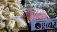 Dari pengungkapan kasus, Bareskrim Polri mengamankan 93 kg sabu, 50 kg ganja, sampai 18.910 butir ekstasi.
