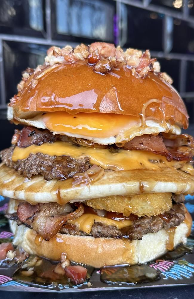 Unik! Burger Ini Berisi Pancake dan Sirup Maple