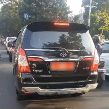 Video menggambarkan mobil berpelat merah dan dinarasikan sebagai pelaku tabrak lari viral di medsos. Polisi masih mengusut kasus tersebut. (dok Pribadi)
