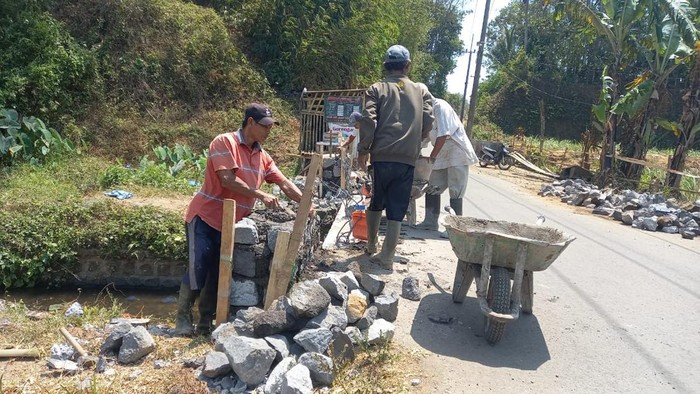 Viral pembongkaran jembatan di Malang