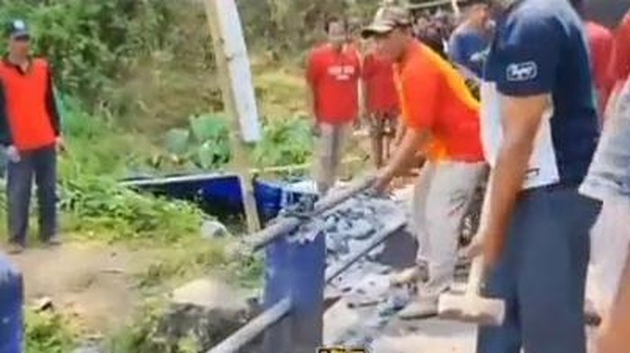 Viral pembongkaran jembatan di Malang