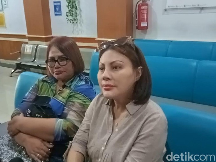 Ibunda Virgoun saat ditemui di Pengadilan.