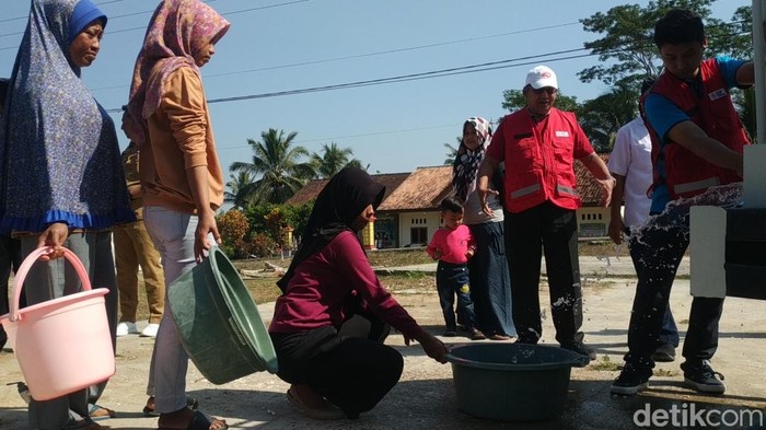 Warga di Punung , Pacitan antre air bersih saat kemarau