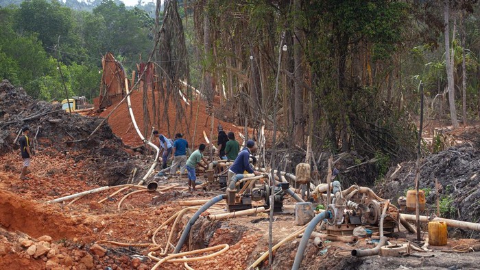 Warga mengamankan mesin penyedot pasir yang digunakan oleh penambang pasir di dalam kawasan sumber air resapan hutan mangrove Nongsa, Batam, Kepulauan Riau, Rabu (6/9/2023). Aksi protes dilakukan warga, nelayan, dan pelaku pariwisata setempat dengan menutup paksa tambang pasir yang beroperasi secara ilegal karena merusak lingkungan. ANTARA FOTO/Teguh Prihatna/tom.