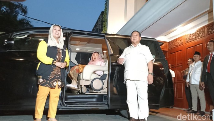 Yenny Wahid dan Sinta Nuriyah menyambangi kediaman Prabowo di Kertanegara.