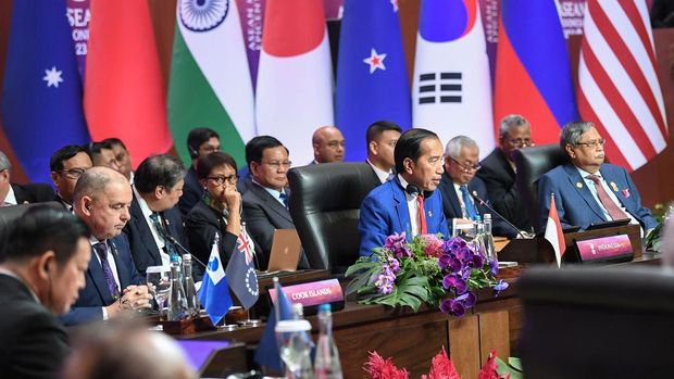 Konferensi Tingkat Tinggi (KTT) Asia Timur yang digelar dalam rangkaian KTT ke-43 ASEAN telah selesai, Kamis (7/9/2023). Wakil Presiden Amerika Serikat (AS) Kamala Harris pun berpamitan kepada Presiden Joko Widodo (Jokowi).