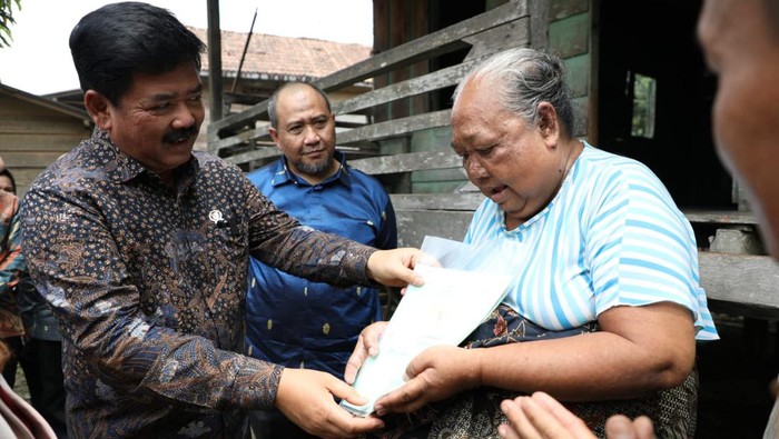 Menteri ATR/BPN menyerahkan sertifikat untuk warga di Musi Rawas Utara (Muratara), Sumatera Selatan.