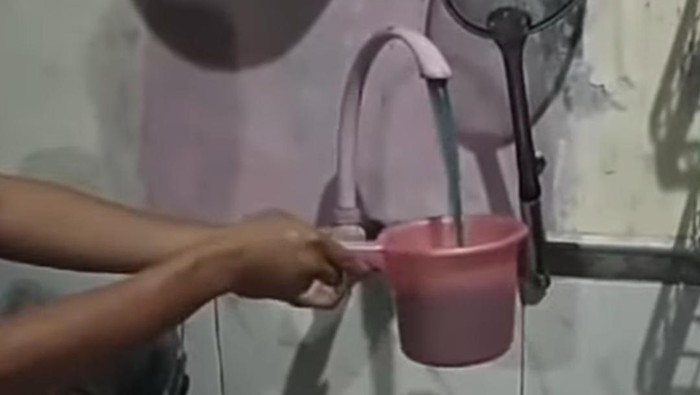 Air di rumah warga Gunung Sindur Bogor diduga tercemar. (Screenshot Video Viral.)