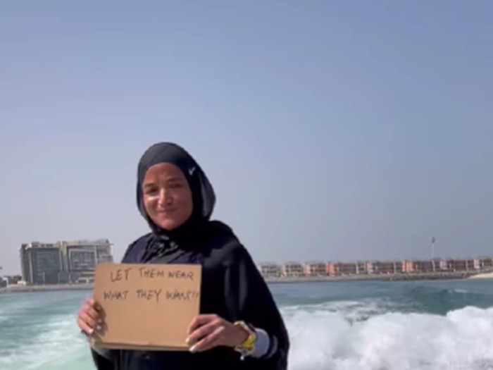 Aksi solidaritas viral di media sosial, hijabers bernama Manal Rostom yang mengenakan abaya saat sedang berselancar.