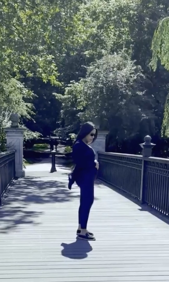 Dalam unggahan yang dibagikan terlihat jelas babybump di perut Angel Pieters. Sudah jarang terlihat di televisi, penampilan Angel kini pun tampak berbeda. Foto: Instagram/@angelpieters