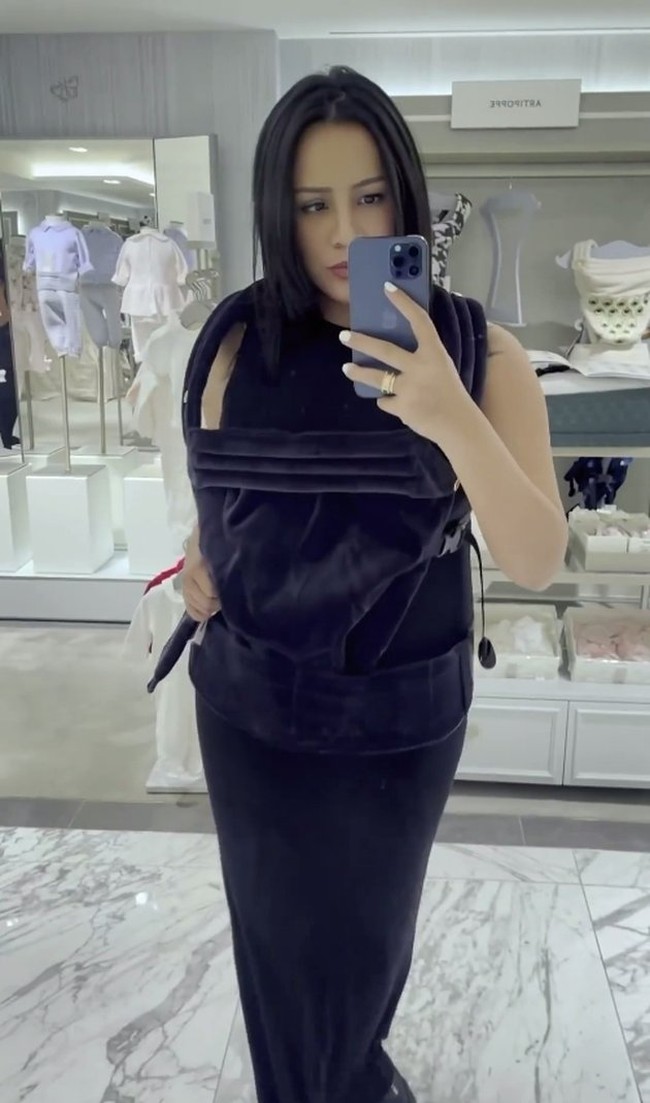 Angel tampaknya juga sudah mulai membeli perlengkapan untuk bayinya. Seperti dalam foto, saat Angel sedang mencoba gendongan untuk bayinya kelak. Foto: Instagram/@angelpieters