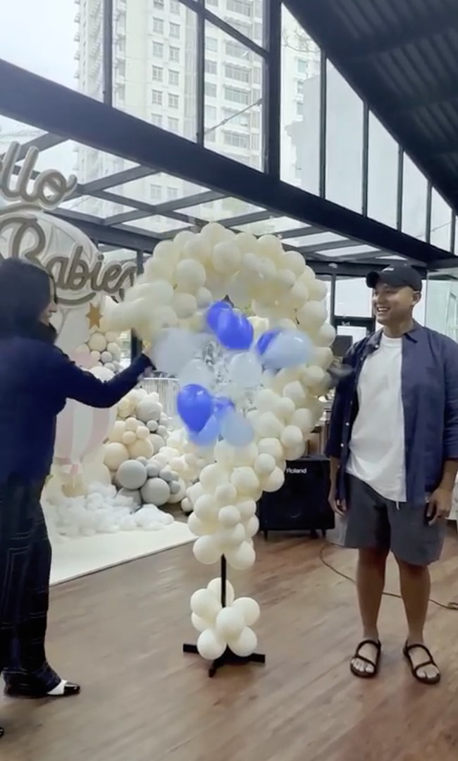 Rupanya Angel dan suami juga telah mengadakan momen gender reveal untuk mengetahui jenis kelamin jabang bayi yang dikandungnya. Dari acara tersebut diketahui jika anak yang dikandung Angel berjenis kelamin laki-laki. Foto: Instagram/@angelpieters