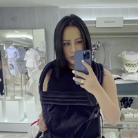 Angel tampaknya juga sudah mulai membeli perlengkapan untuk bayinya. Seperti dalam foto, saat Angel sedang mencoba gendongan untuk bayinya kelak. Foto: Instagram/@angelpieters